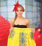 Катя Осадчая отдала свою вышиванку ради солдат в зоне АТО