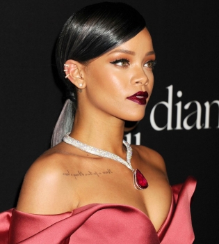 Рианна сразила наповал своей красотой на балу