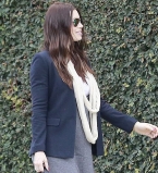 Джессика Бил прячет беременный животик