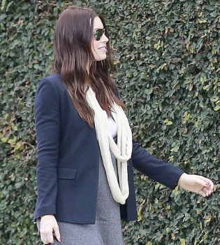 Джессика Бил прячет беременный животик