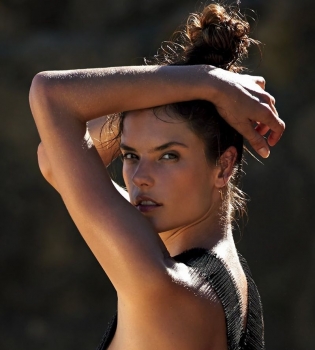 Алессандра Амбросио демонстрирует идеальную фигуру