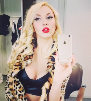 Оля Полякова делает селфи