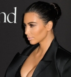 Ким Кардашьян блистает на балу в платье с откровенным декольте