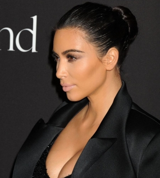 Ким Кардашьян блистает на балу в платье с откровенным декольте
