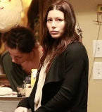 Джессика Бил покупает игрушки для будущего малыша