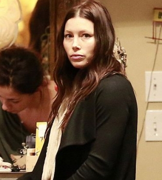 Джессика Бил покупает игрушки для будущего малыша