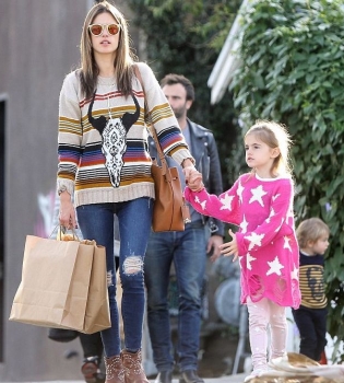 Алессандра Амбросио показала подросших детей