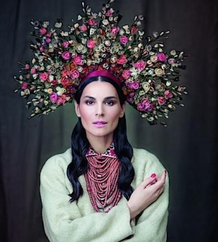 Маша Ефросинина в свадебном венке