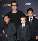 Брэд Питт появился с детьми на премьере