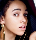 Возлюбленная Роберта Паттинсона снялась в оригинальной фотосессии для Библии моды