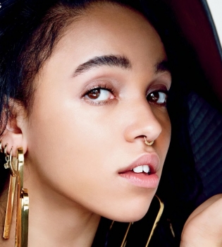 Возлюбленная Роберта Паттинсона снялась в оригинальной фотосессии для Библии моды