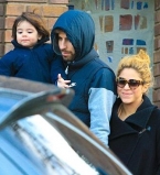 Шакира появилась на публике с сыном и гражданским мужем