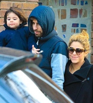 Шакира появилась на публике с сыном и гражданским мужем