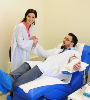 Телеведущие помогают детям в День святого Николая