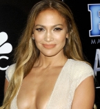 Дженнифер Лопес сразила наповал откровенным декольте