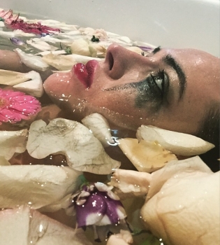 Даша Астафьева поделилась пикантными фото в своем Instagram