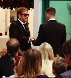 Элтон Джон женился