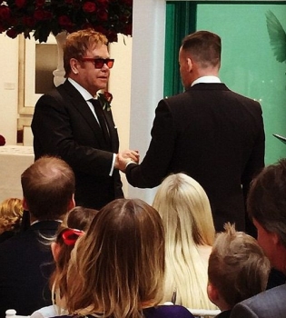 Элтон Джон женился