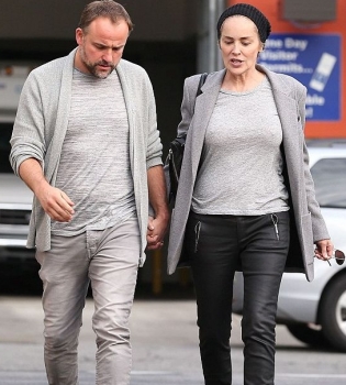 у Шэрон Стоун новый молодой бойфренд