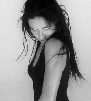 Адриана Лима в сексуальном видеоролике Love Magazine