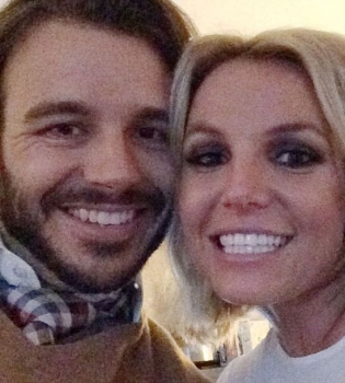 Бритни Спирс показала семейное фото с бойфрендом