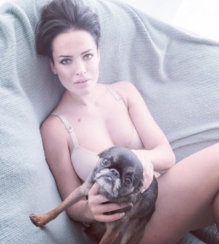 Даша Астафьева и NIKITA снялись в эротическом новогоднем  клипе