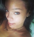 Рианна похвасталась стройными формами в красном бикини