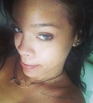 Рианна похвасталась стройными формами в красном бикини