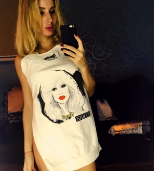 Откровенно: Лобода примерила сексуальный наряд от поклонника