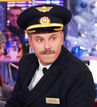 Андрей Доманский сменил имидж и обзавелся усами