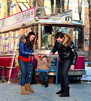 Григорий Решетник с женой Кристиной и сыном Иваном