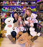 Олег Кензов снялся с женой Анастасией и полуторагодовалой дочкой Эвелиной