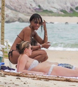 Кейт Мосс и Наоми Кэмпбелл в бикини