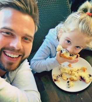 Бывший муж Анны Седоковой Максим Чернявский завалил детей подарками