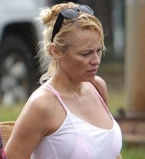 Памела Андерсон появилась на публике без макияжа