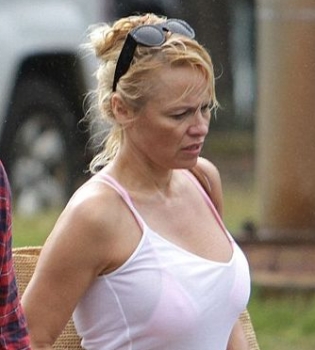 Памела Андерсон появилась на публике без макияжа