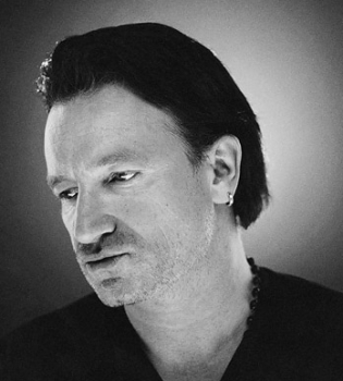 Лидер группы U2 Боно не сможет играть на гитаре из-за травмы