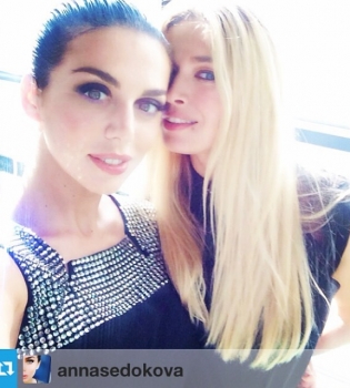 Вера Брежнева и Анна Седокова демонстрируют портреты поклоников