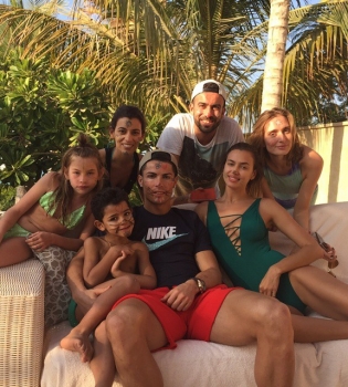 Криштиану Роналду в кругу семьи с невестой Ириной Шейк