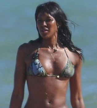 Наоми Кэмпбелл в бикини
