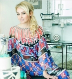 Продюсер Яна Рудковская дарит звездам новогодние наборы