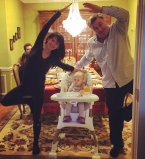 Жена Алека Болдуина занимается йогой в самых невероятных местах!