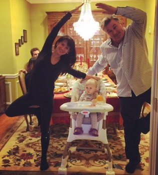 Жена Алека Болдуина занимается йогой в самых невероятных местах!