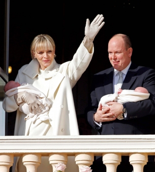 Принц Монако Альберт ІІ с супругой официально представили своих детей