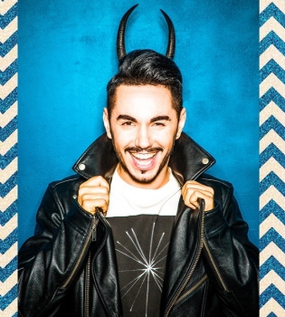 Тимур Родригез снялся в фотосессии с козлом