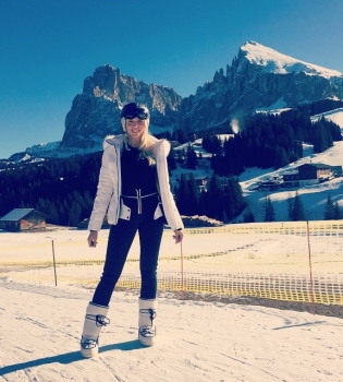 Оля Полякова поехала кататься на лыжах