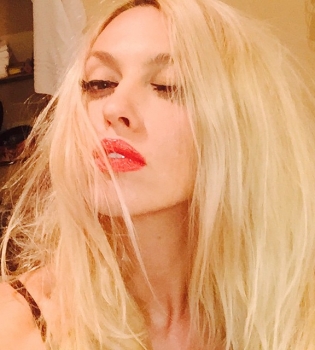 Оля Полякова изменила дату рождения