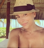 Ани Лорак показала откровенные фото в купальнике и без грамма макияжа