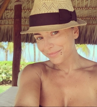 Ани Лорак показала откровенные фото в купальнике и без грамма макияжа