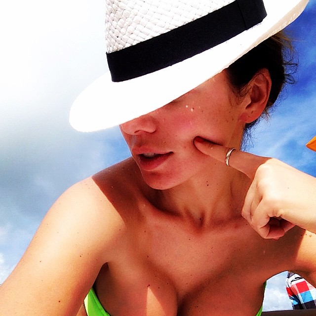 Анна Седокова снялась в бикини на пляже